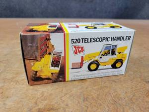 lot 2645 image: JCB 520 Telescopic Handler Diecast Model - 135 Scale - NZG Model 175