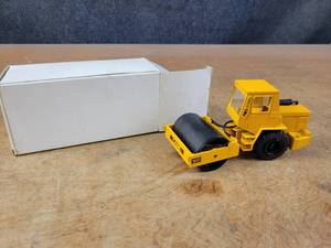 lot 2649 image: Case 1601 Vibromax Roller Diecast Model - 135 Scale - Conrad Model 270