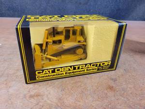 lot 2653 image: Caterpillar D8N Bulldozer Diecast Model - 150 Scale - NZG Model 233