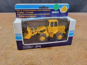 lot 2660 image: Caterpillar 920 Wheel Loader Diecast Model - 150 Scale - JOAL Model 214