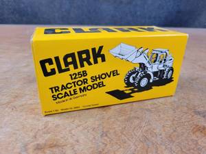 lot 2668 image: Clark Model 125B Wheel Loader Diecast Model - 150 Scale - Conrad Model 2884