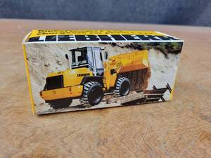 lot 2670 image: LIEBHERR L522 Wheel Loader Diecast Model - 150 Scale - Conrad Model 2882