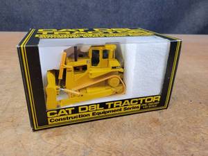 lot 2671 image: Caterpillar D8L Bulldozer Diecast Model - 150 Scale - NZG Model 233