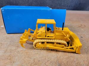 lot 2673 image: Fiat Allis 41B Dozer Diecast Model - 150 Scale - Conrad Model 2910