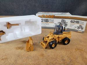lot 2679 image: Case 621B Wheel Loader Diecast Model w Bucket, Forks and Boom - 135 Scale - Conrad Model 2426