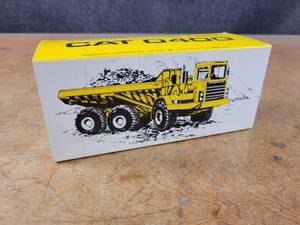 lot 2687 image: Caterpillar D400 Articulated Dump Truck Diecast Model - 150 Scale - Conrad Model 2862