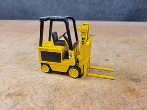 lot 2694 image: Caterpillar Forklift Diecast Model - 125 Scale - NZG Model 225 - NO BOX