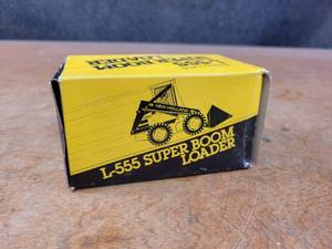 lot 2697 image: New Holland L-555 Super Boom Loader Diecast Model - 125 Scale Model - NZG Model 276