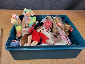 Large Lot of Beanie Babies in Large Tupperware Container (17 x 14 x 6)
