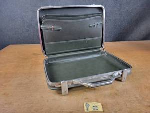Vintage American Tourister Briefcase w Keys - 18 x 13 x 4