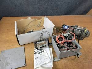 lot 25 image: SuperWinch 3000LB 12Vdc Winch - Looks Unused