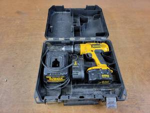 lot 169 image: DeWalt 12 14.4V Cordless Drill Kit - Tested and Works