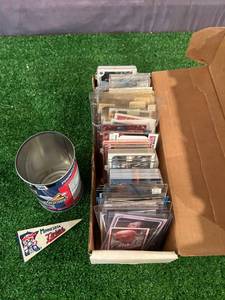 lot 139 image: Baseball Cards - Stars, RCs & Autographs