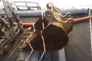 lot 3 image: Heavy Duty High Capacity Back Hoe 24 Excavation Bucket With Teeth