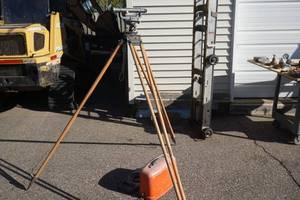 lot 10 image: David White Model 8114 Construction Level With Tripod Stand and Case