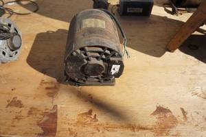 lot 21 image: 34 hp 115 Electric Motor With Pulley