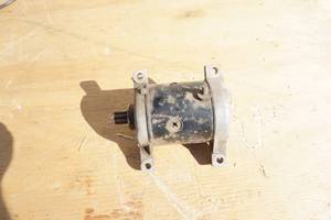 lot 29 image: Hitachi 12 Volt Starter Motor