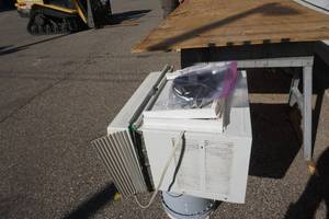 lot 31 image: Goldstar Model M8004R Window Mount Room Air Conditioning Unit