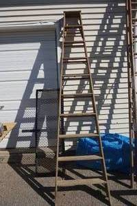 lot 38 image: Keller Brand 10 Wood Step Ladder