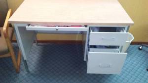 lot 44 image: Metal Desk - Nice