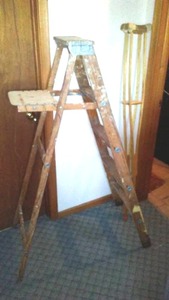 lot 67 image: 5 ft. Ladder, Crutches