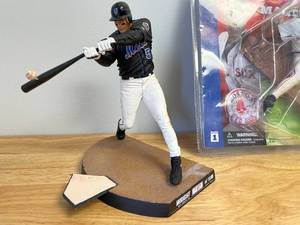 lot 20 image: McFarlane MLB Boston Red Sox Martinez and New York Mets Wright Figures