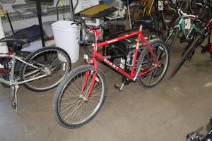 lot 204 image: Giant Rincon 22 Mens Trail Bike  24 Red Frame