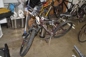 lot 207 image: Raleigh 22 Mens Trail Bike  16 Red Frame
