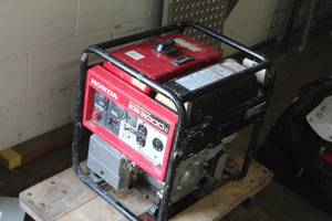 lot 2 image: Honda EB3000C Gas Generator