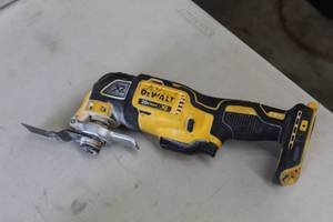 lot 17 image: DeWalt DCS355 20V Oscillating Multitool