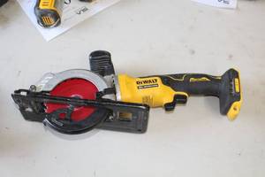 lot 22 image: DeWalt DCS571 4-12 20V Circular Saw