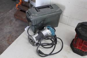 lot 33 image: Makita RTO701C Router