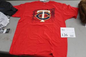 lot 126 image: Mens Minnesota Twins T-Shirt Size Large