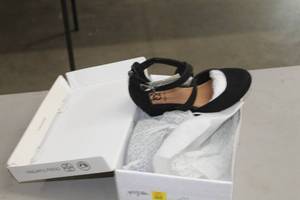 lot 123 image: Daisy Fuentes Womens Shoes Size 7