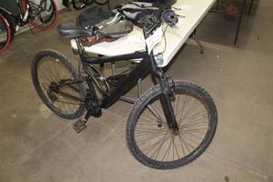 lot 219 image: 22 Mens Trail Bike  17 Black Frame