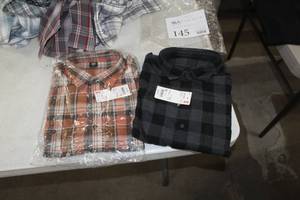 lot 145 image: Lot of (2) Uniqlo Mens Button Up Shirts Size X-Large