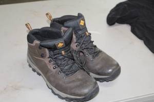 lot 115 image: Columbia Mens Hiking Boots Size 12