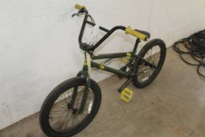 lot 223 image: Leto Mirraco 16 Boys Single-speed BMX Bike  9 Black Frame