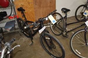 lot 215 image: Cannondale 24 Mens Trail Bike  20 Black Frame