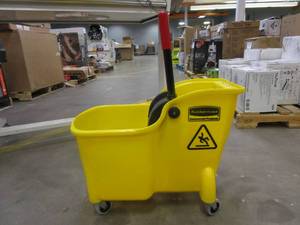 lot 868 image: RUBBERMAID 31 Qt. Tandem Mop Bucket (NICE CONDITION)