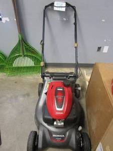 lot 914 image: HONDA HRN216VKAA 21 in. 3-in-1 Variable Speed Gas Walk Behind Self Propelled Lawn Mower with Auto Choke (STARTS)