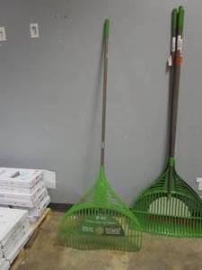 lot 907 image: AMES Collector Series 26 in. Poly Leaf Rake (SOME PAINT FLAKING OFF HANDLE, MAY HAVE SPRAY RED SPRAY PAINT ON IT, OTHERWISE NICE CONDITION))