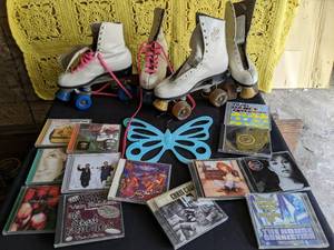 lot 6 image: (2) Ladies Rollerskates (7), Scarf ...