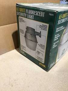 lot 10 image: 65 watt fluorescent Pole yard light