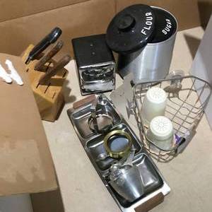 lot 33 image: Kitchen items