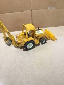 lot 48 image: Vintage international back hoe Ertl