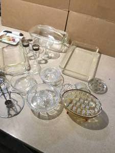 lot 66 image: Kitchen cookware 2 Pyrex and fire king and misc