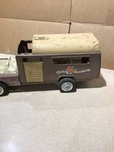 lot 2 image: Vintage buddy L  Ridding Academy Horse trailer