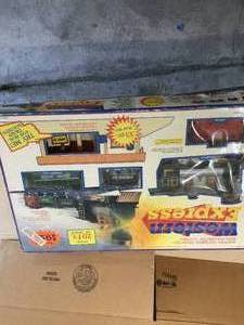 lot 101 image: Western Express Train with Track - Battery Operated