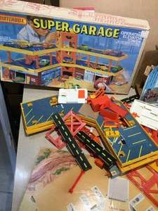 lot 116 image: Vintage MatchBox Super Garage, Car wash - Super spin